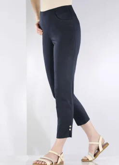 Hose mit dekorativen Zierknöpfen