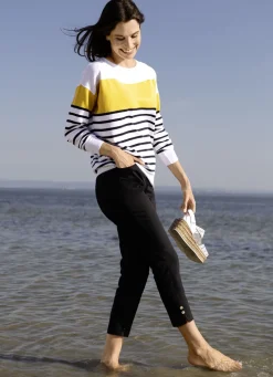 Hose mit dekorativen Zierknöpfen