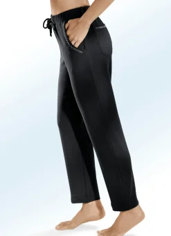 Hose mit dekorativer Nietenzier