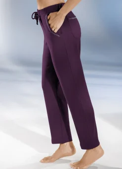 Hose mit dekorativer Nietenzier