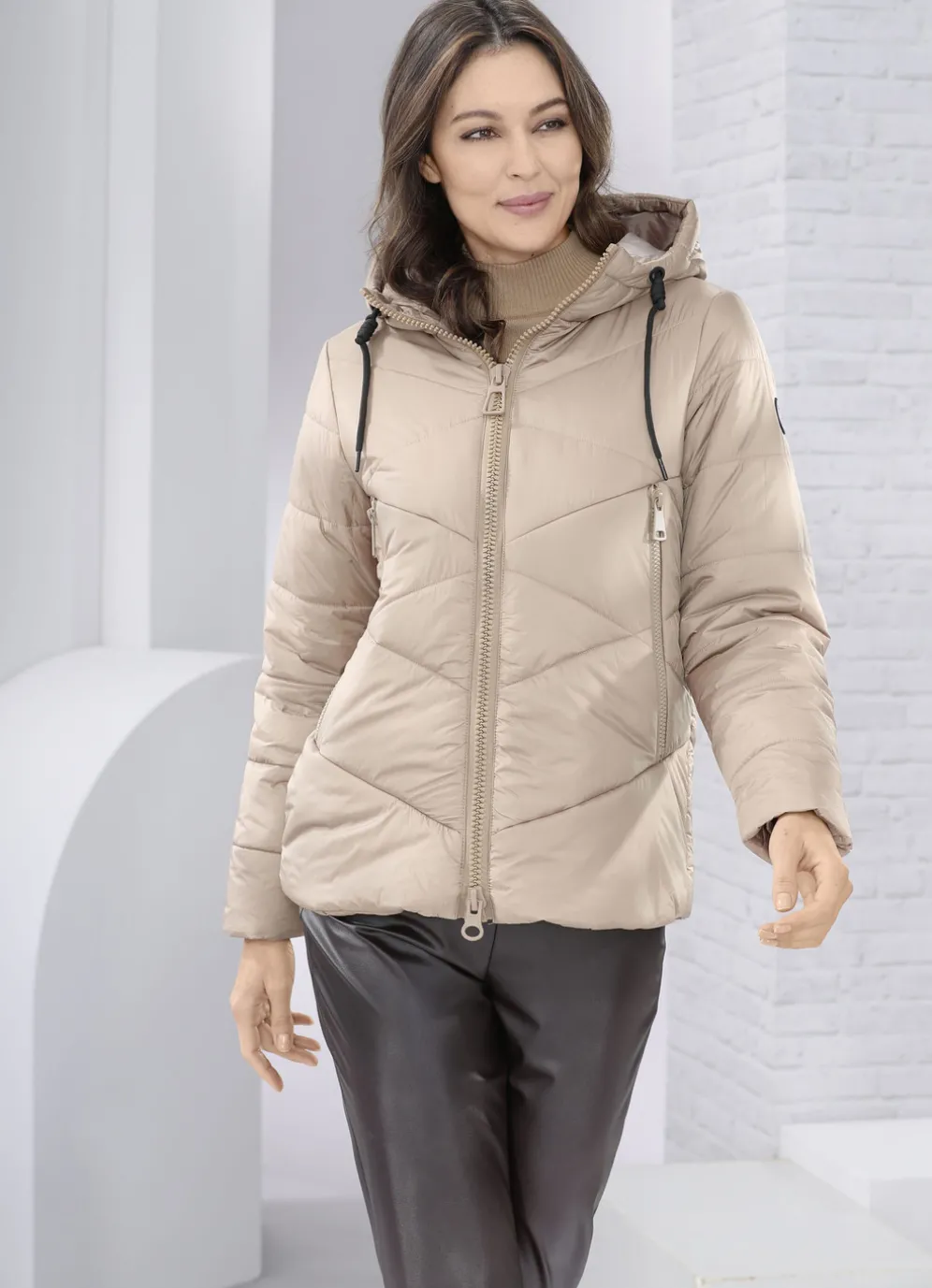 Jacke mit fester Kapuze