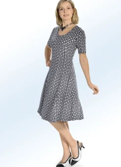 Kleid in schwingender Schlupfform