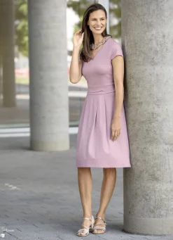 Kleid mit aparter Ausschnittlösung