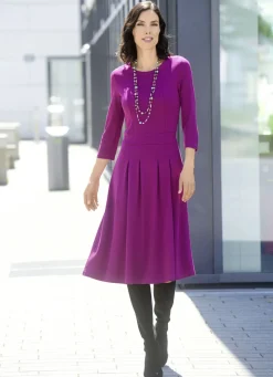 Kleid mit aufspringenden Kellerfalten