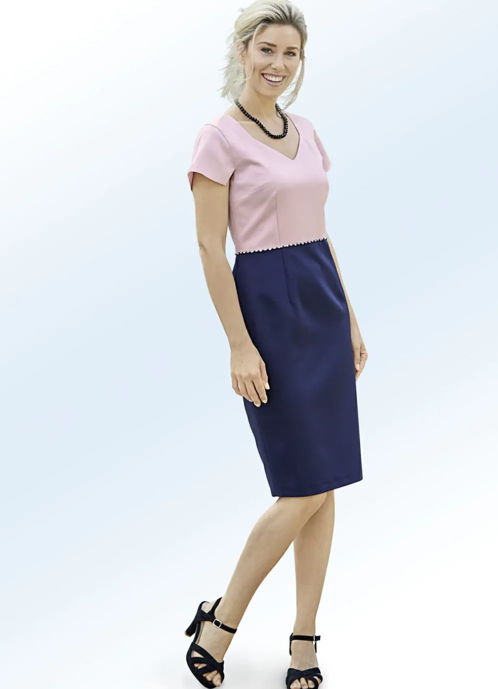 Kleid mit Bolero und Perlen- sowie Strasssteinzier