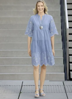 Kleid mit feiner Stickerei