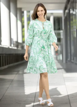 Kleid mit Zierperlen und Quasten