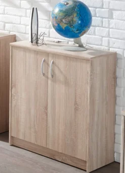 Kombifreundliche Kommode mit silberfarbenen Griffen