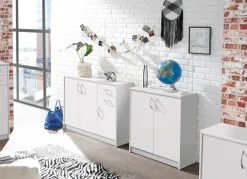 Kombifreundliche Kommode mit silberfarbenen Griffen