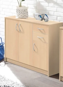 Kombifreundliche Kommode mit silberfarbenen Griffen