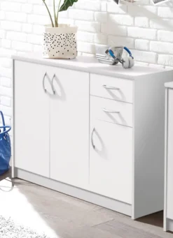 Kombifreundliche Kommode mit silberfarbenen Griffen