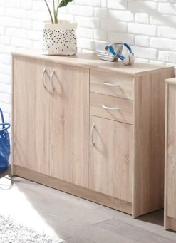 Kombifreundliche Kommode mit silberfarbenen Griffen