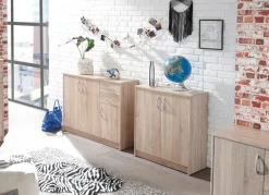 Kombifreundliche Kommode mit silberfarbenen Griffen