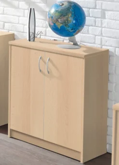 Kombifreundliche Kommode mit silberfarbenen Griffen