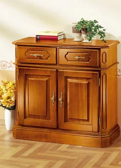Kommode mit eleganten, goldfarbenen Metallgriffen