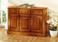 Kommode mit eleganten, goldfarbenen Metallgriffen