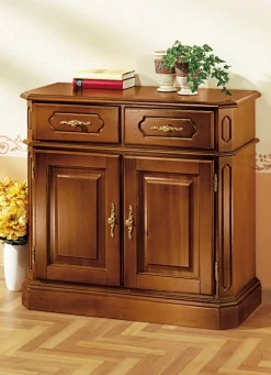 Kommode mit eleganten, goldfarbenen Metallgriffen
