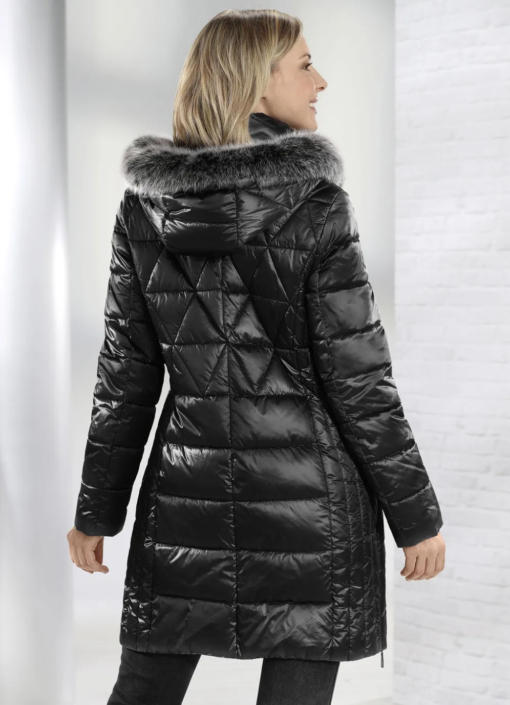 Kurzmantel mit Längssteppung seitlich