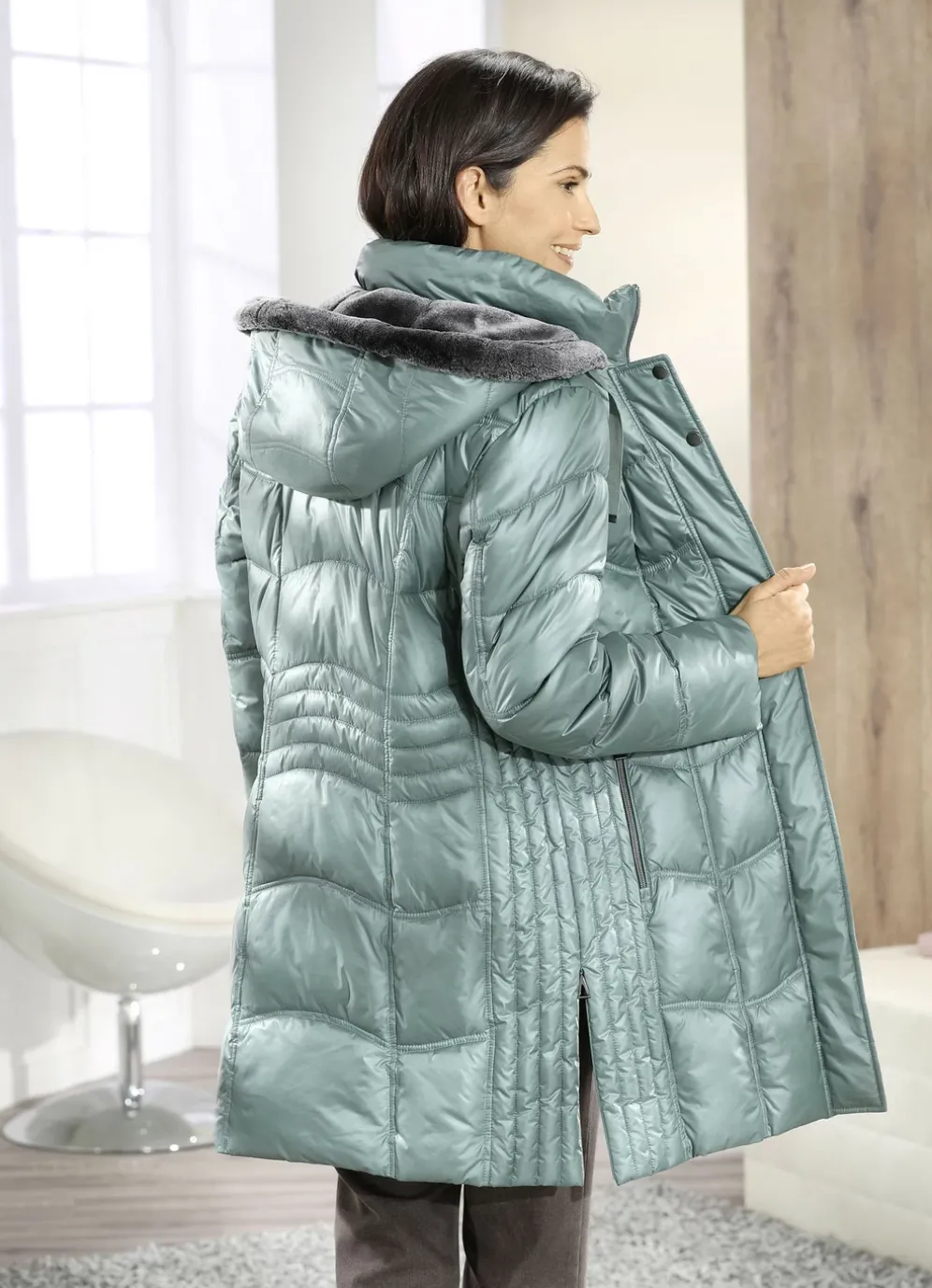 Kurzmantel mit Längssteppung seitlich