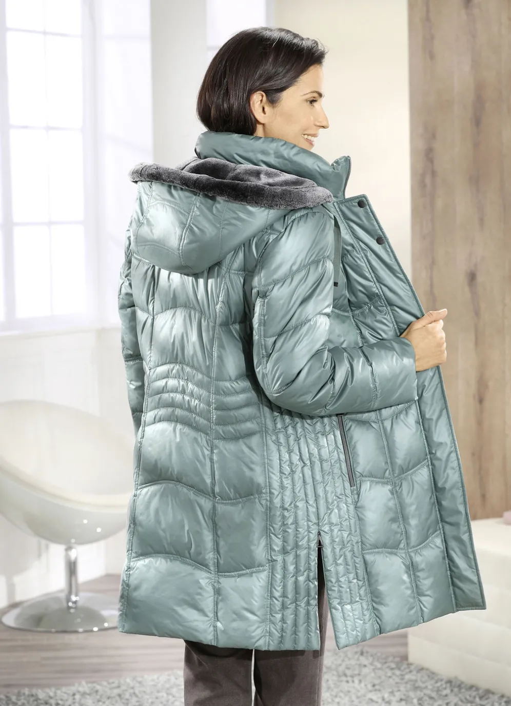 Kurzmantel mit Längssteppung seitlich