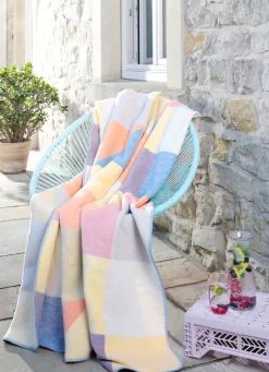 Kuschelig weiche Schlafdecke mit modernen Farbtönen