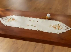 Liebevoll bestickte Tisch- und Raumdekoration