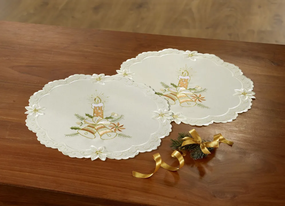 Liebevoll bestickte Tisch- und Raumdekoration