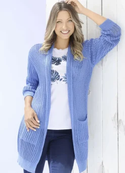 Long-Strickjacke in streckender Streifenoptik