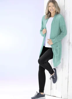 Long-Strickjacke in streckender Streifenoptik