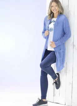 Long-Strickjacke in streckender Streifenoptik