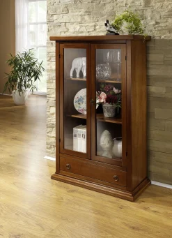 Möbelserie aus teilmassivem Holz