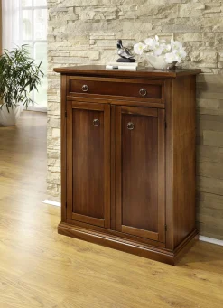 Möbelserie aus teilmassivem Holz