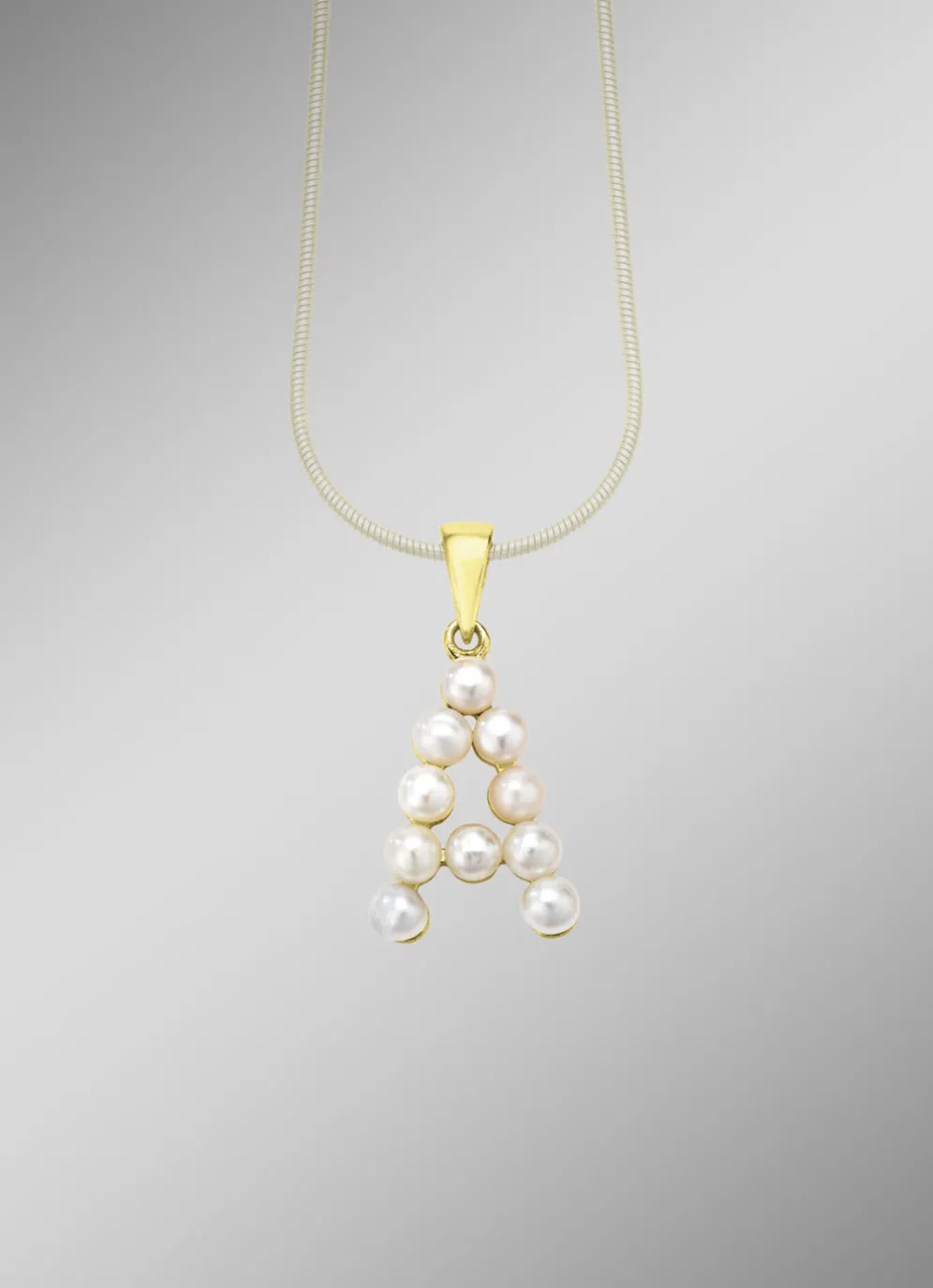 Personalisierte Eleganz: Buchstaben-Anhänger mit Süßwasser-Zuchtperlen