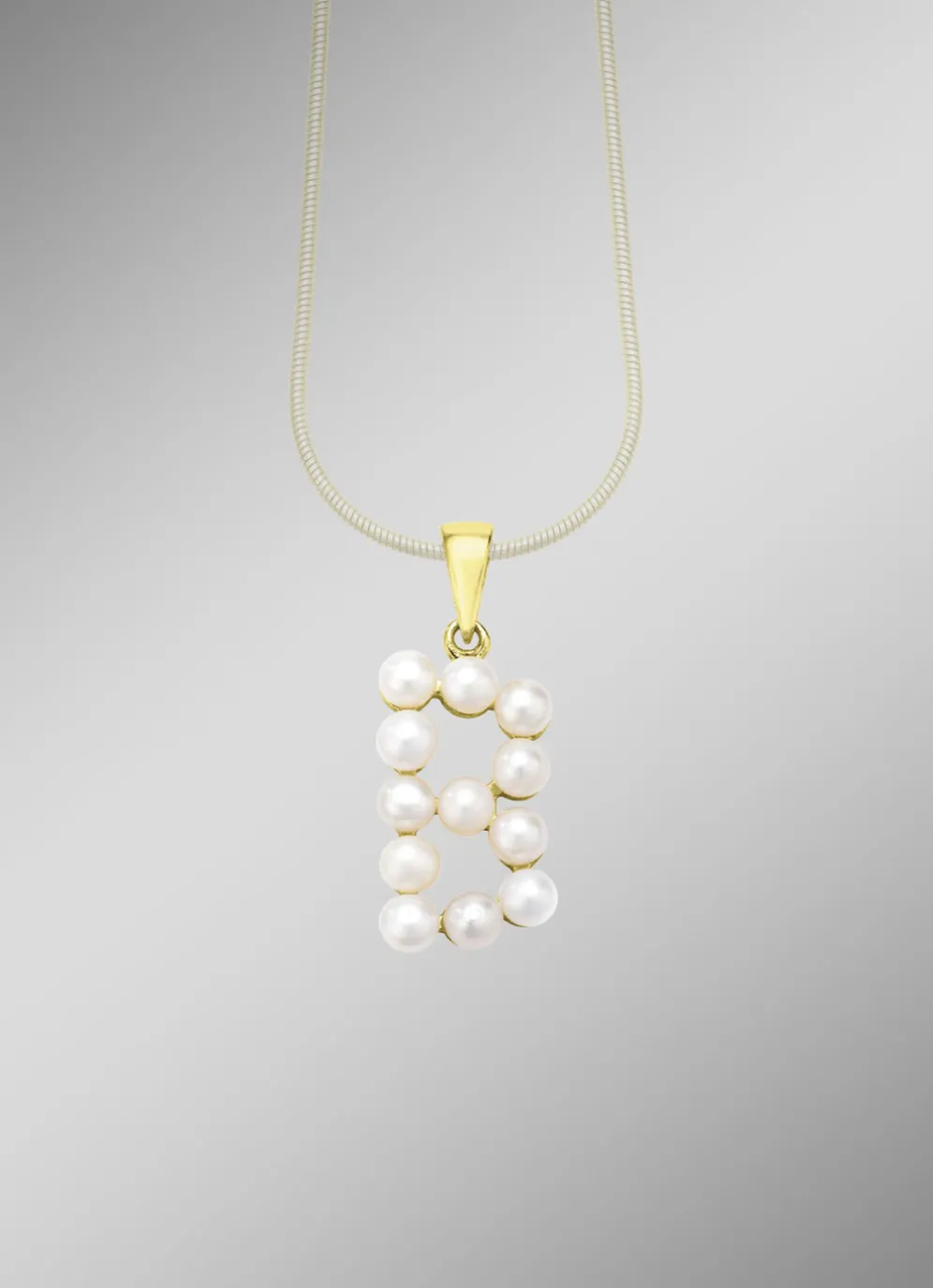 Personalisierte Eleganz: Buchstaben-Anhänger mit Süßwasser-Zuchtperlen