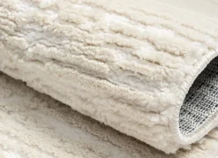 Pflegeleichte Brücken und Teppiche aus synthetischen Material-Mix