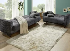 Polstermöbel mit Bettfunktion und Dekokissen