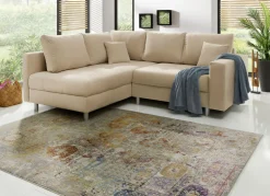 Polstermöbel mit Hocker und Kissen