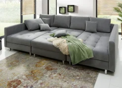 Polstermöbel mit Hocker und Kissen