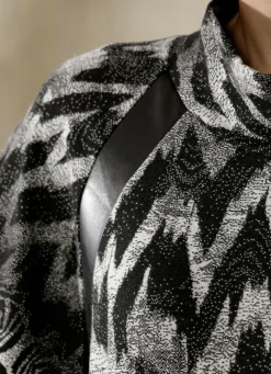 Poncho-Pullover in weich fließendem Material