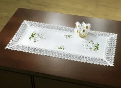 Raumdekoration mit Gänseblümchen-Stickerei und zarter Häkelspitze