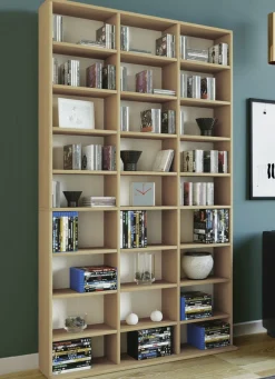 Regal aus Holzstruktur-Nachbildung