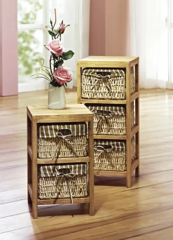 Regal mit Körben aus Mais-Strohgeflecht