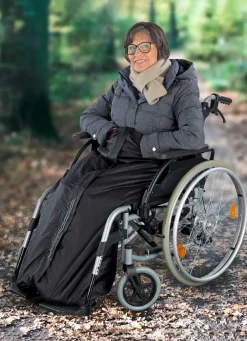 Rollstuhl-Wärmesack hält trocken und warm bei Schmuddelwetter