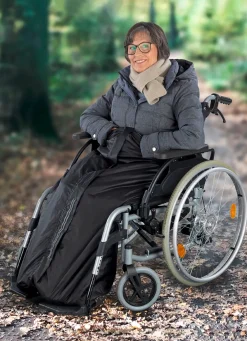 Rollstuhl-Wärmesack hält trocken und warm bei Schmuddelwetter