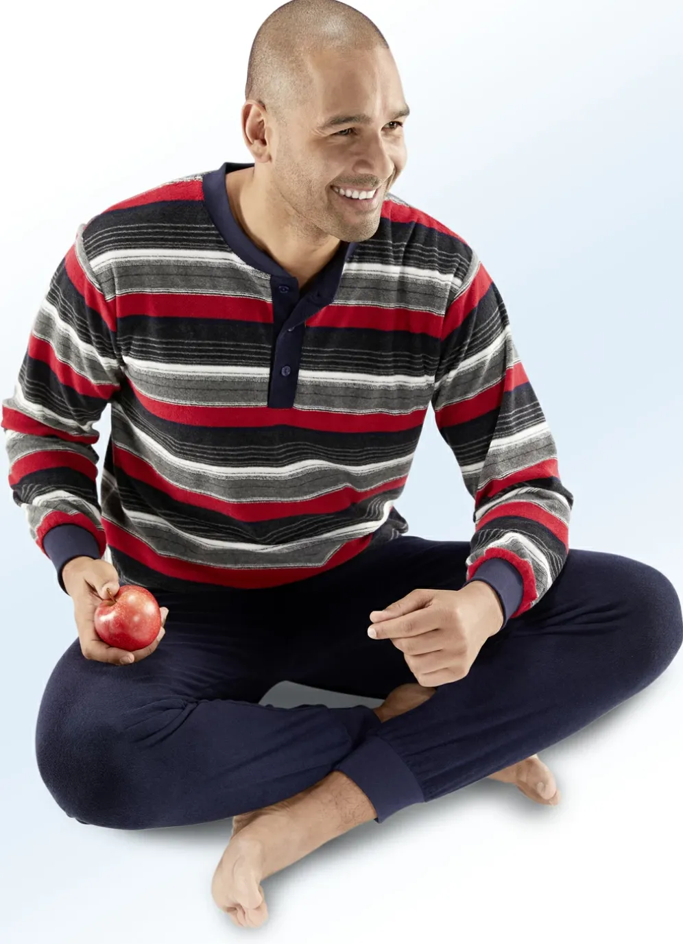 Schlafanzug aus Frottierstretch, mit Knopfleiste und Bündchenabschlüssen