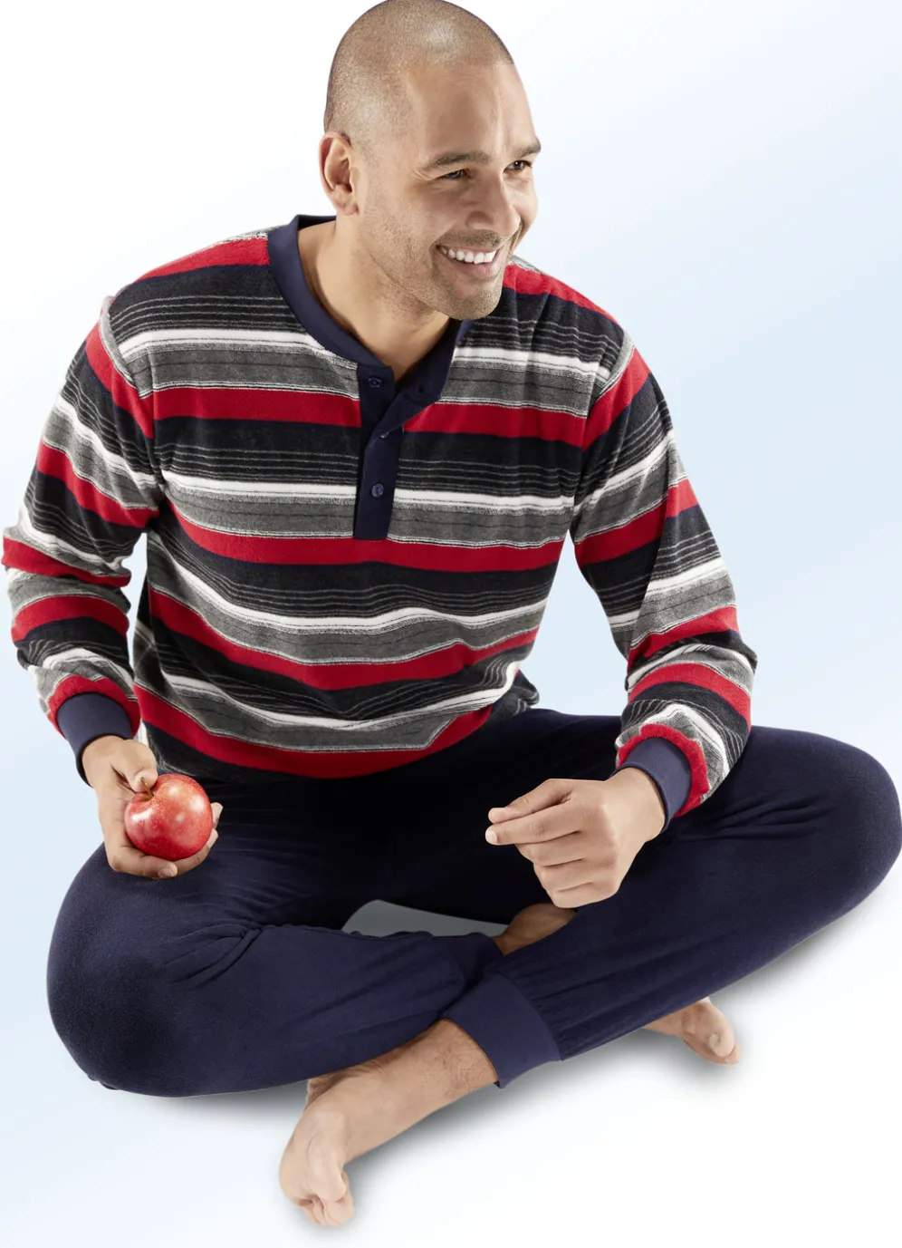 Schlafanzug aus Frottierstretch, mit Knopfleiste und Bündchenabschlüssen