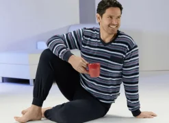 Schlafanzug aus Frottierstretch mit Bündchenabschlüssen, V-Ausschnitt und garngefärbtem Ringeldessin