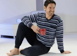 Schlafanzug aus Frottierstretch mit Bündchenabschlüssen, V-Ausschnitt und garngefärbtem Ringeldessin