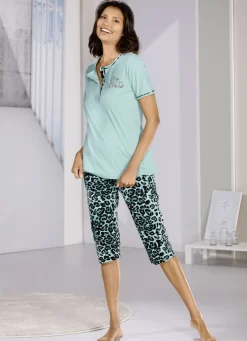 Schlafanzug, Knopfleiste und kurzen Ärmeln