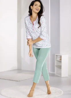 Schlafanzug mit Alloverdessin und Knopfleiste